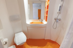 Small Double room | Hypo-allergenic bedding, blackout curtains, iron/ironing board
