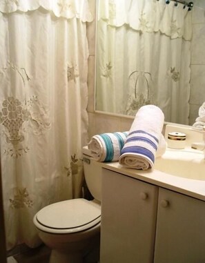 Combined shower/bathtub, hair dryer, towels - Costanera Center Apartment (Santiago)