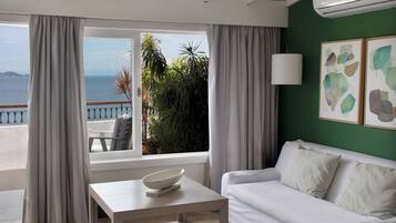 Minibar, in-room safe, individually decorated, individually furnished