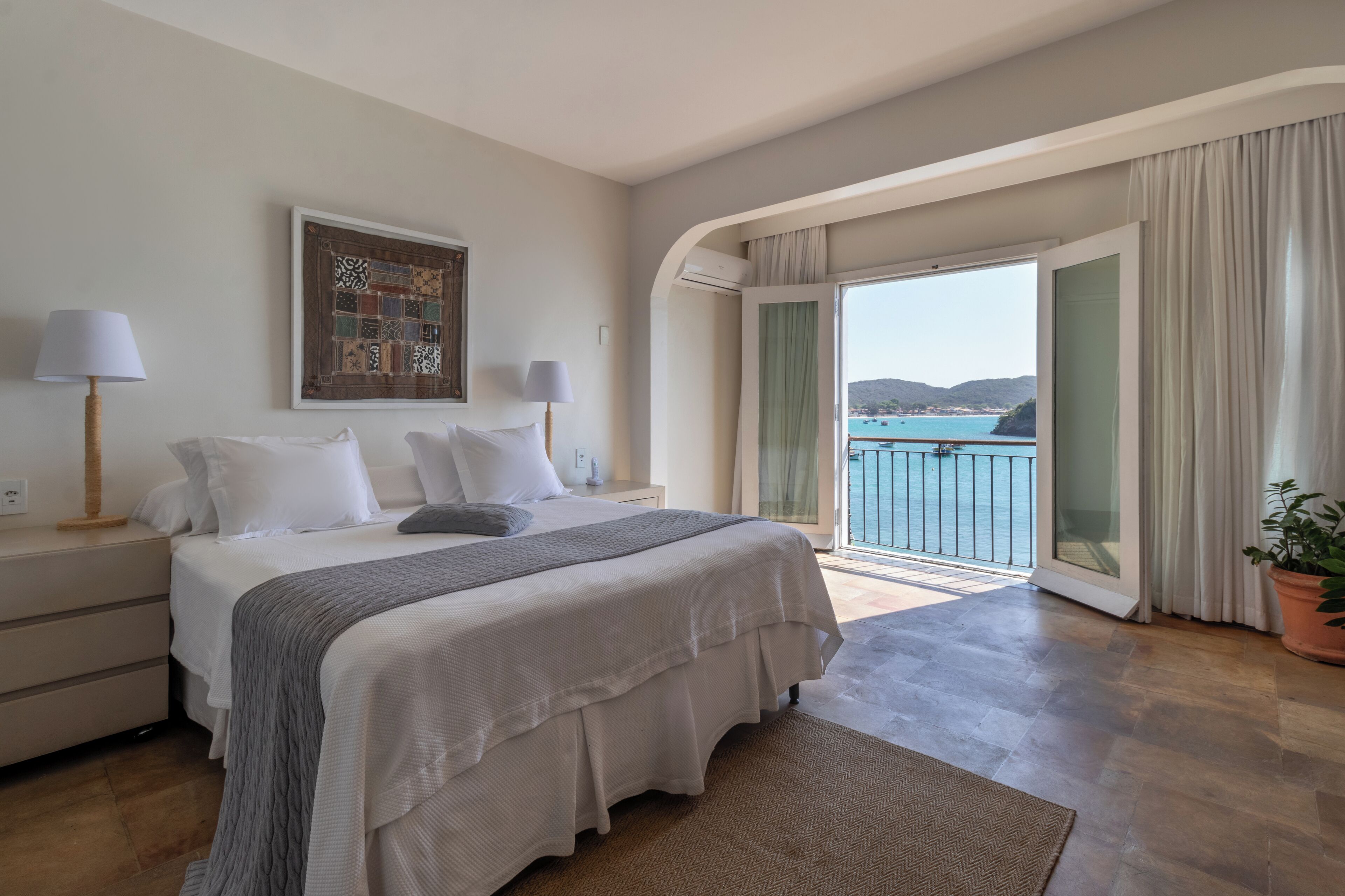 Een minibar, een kluis op de kamer, individueel gedecoreerd