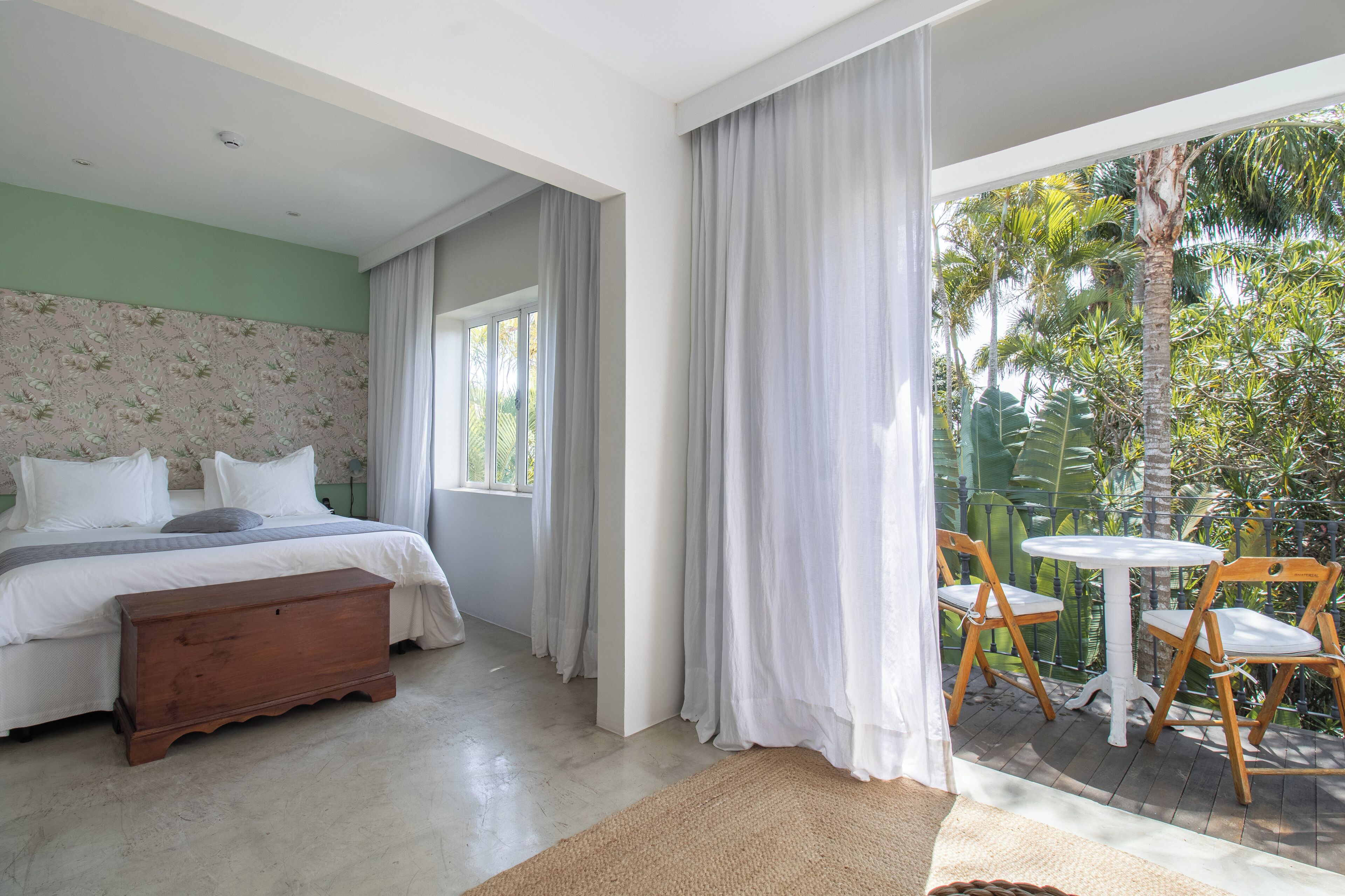 Een minibar, een kluis op de kamer, individueel gedecoreerd