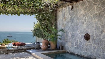 ميني بار وخزنة داخل الغرفة وبديكورات فريدة لكل غرفة وطراز فريد لكل وحدة