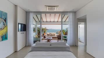 Een minibar, een kluis op de kamer, individueel gedecoreerd