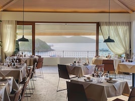 2 restaurants, dinner served