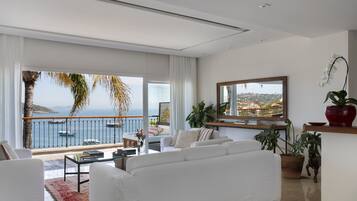 Minibar, in-room safe, individually decorated, individually furnished