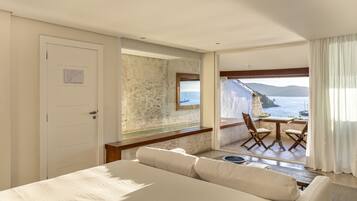 Suíte superluxo, sacada (Private Pool) | Frigobar, cofres nos quartos, Wi-Fi de cortesia