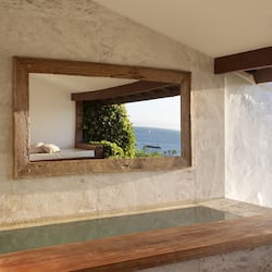 Phòng Suite Cao cấp, ban công (Private Pool) | Minibar, két bảo mật tại phòng, trang trí khác biệt