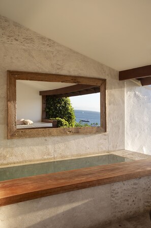 Luxe suite, balkon (Private Pool) | Een minibar, een kluis op de kamer, individueel gedecoreerd