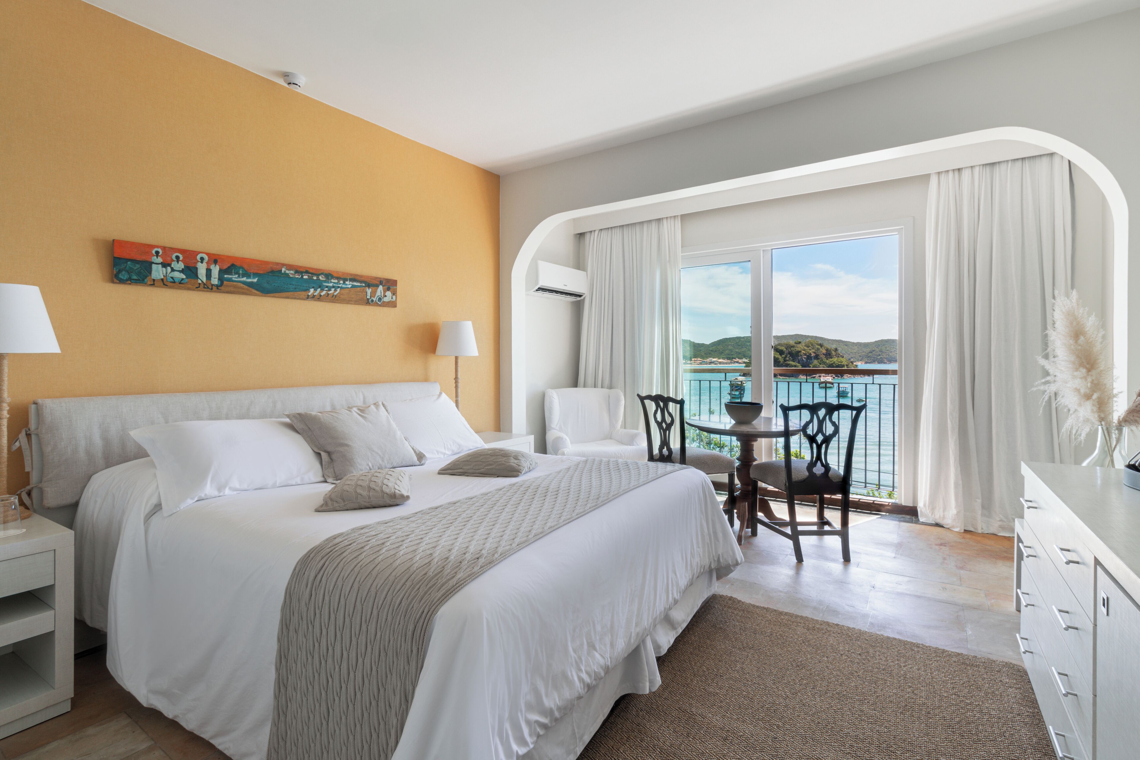 Een minibar, een kluis op de kamer, individueel gedecoreerd