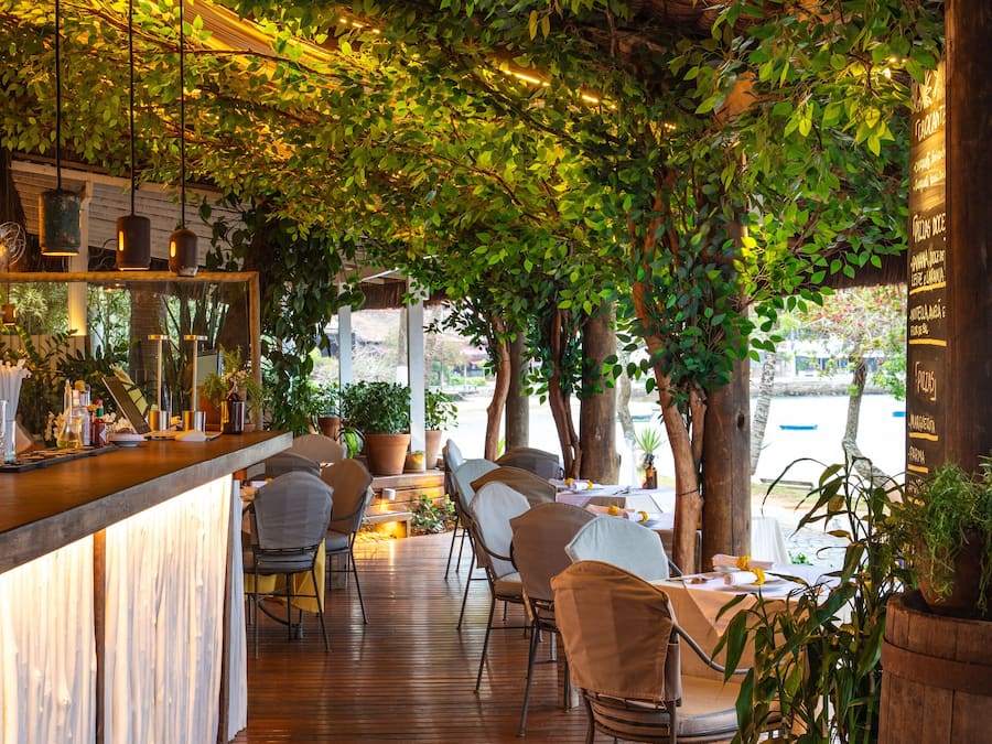 2 restaurants, dinner served, Italian cuisine