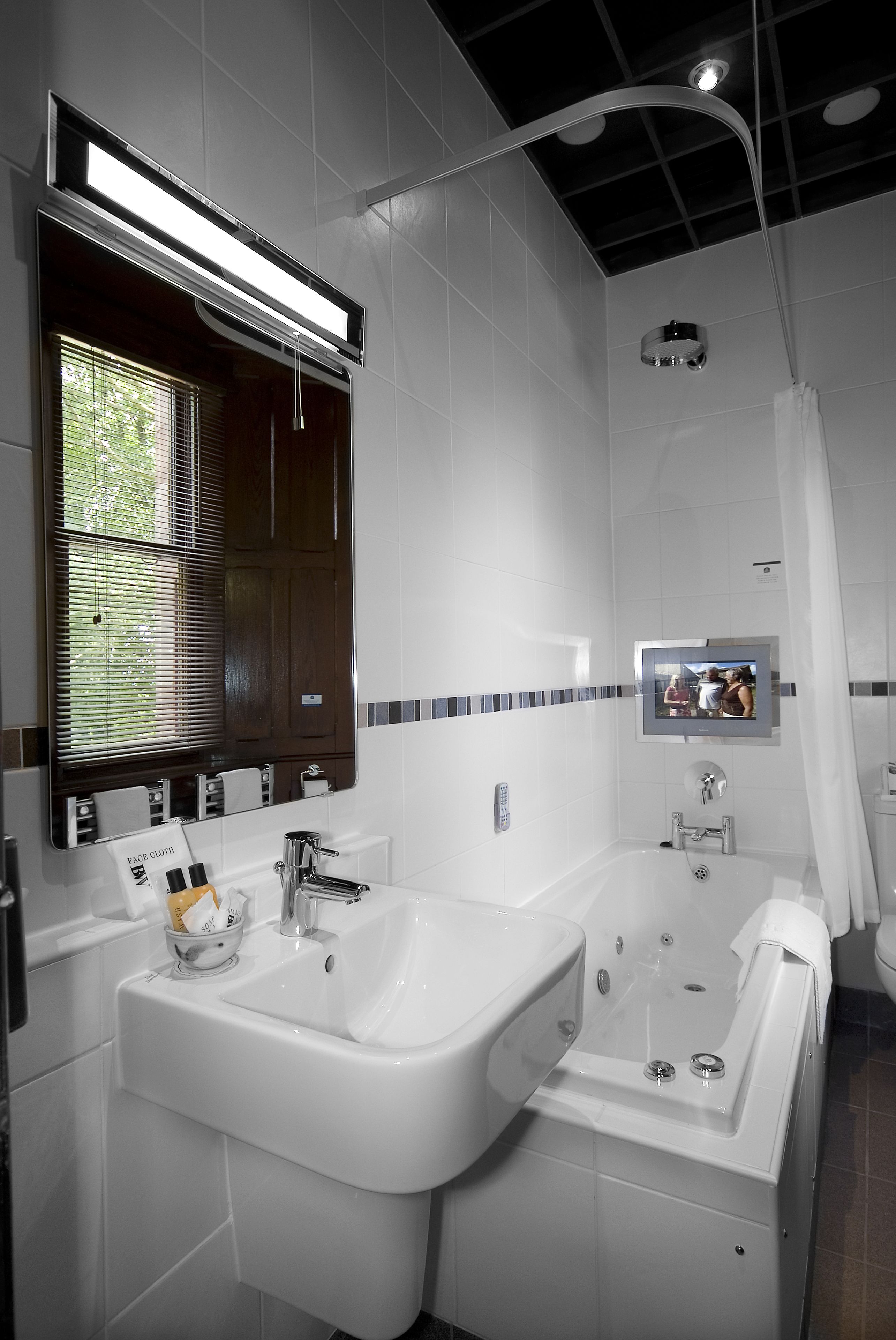deluxe double room | bathroom | hair dryer, towels