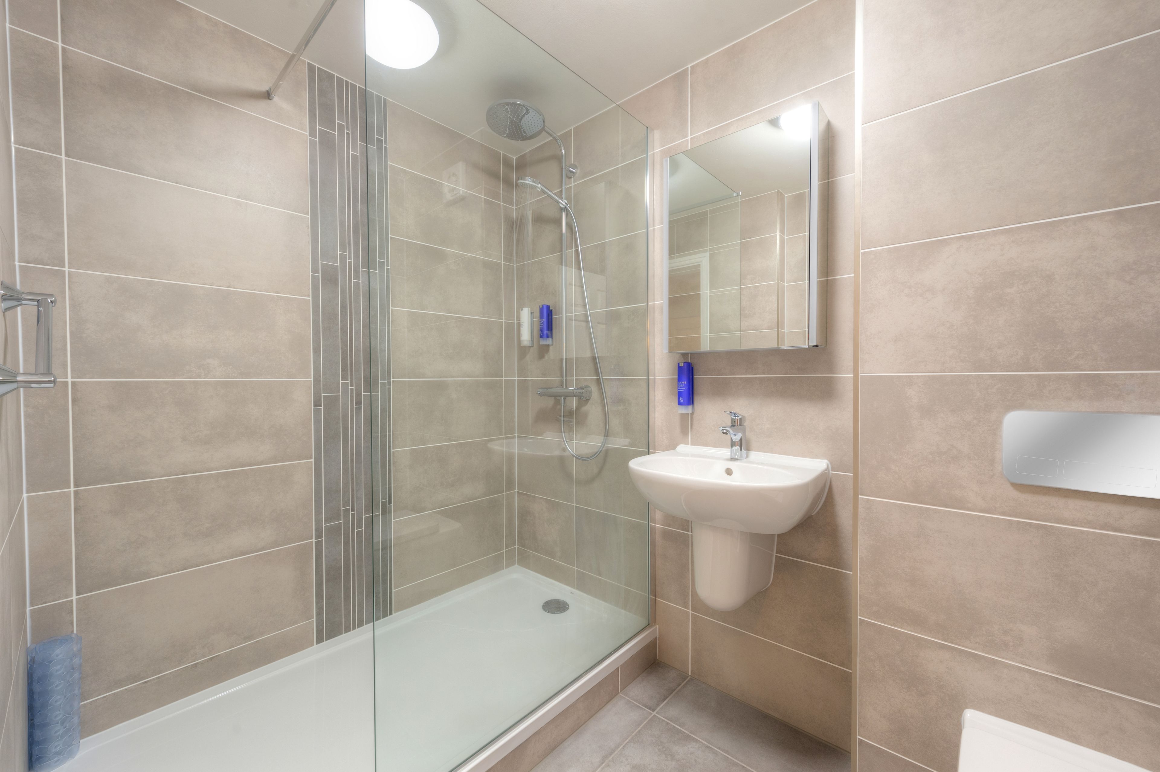 double room, garden view | bathroom shower
