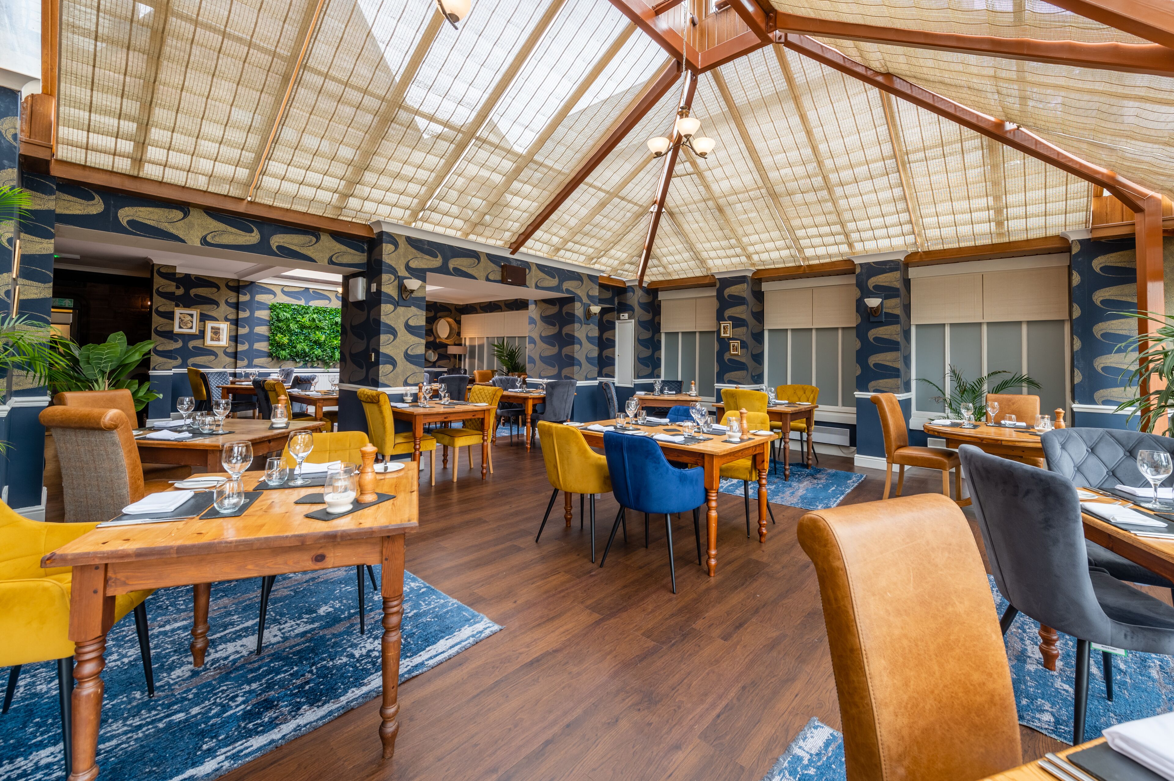 2 restaurants, dinner served, local cuisine