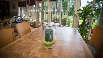 2 restaurantes, se sirve cena, cocina local