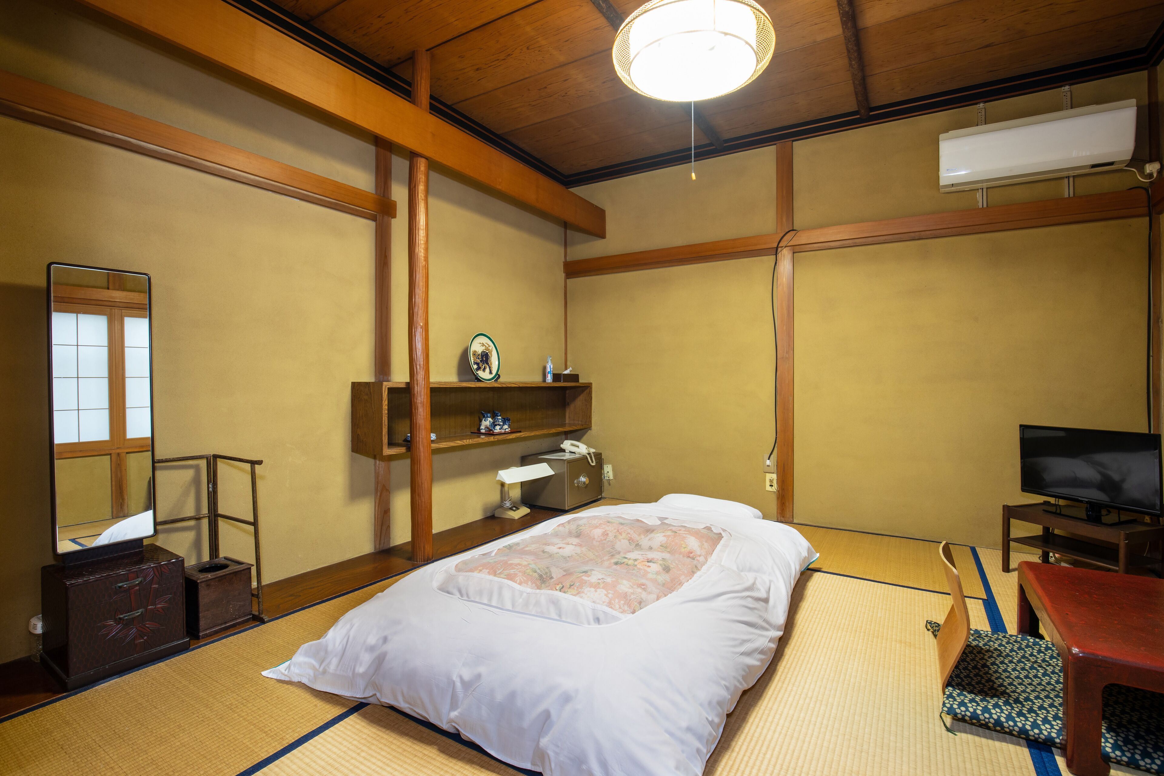 Japanese Style Room (Shared Bathroom) Free Wifi | In-room safe, desk, laptop workspace, free WiFi