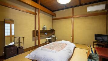 传统客房 (Japanese-Style, Shared Bath, 1 Adult) | 客房内保险箱、办公桌、笔记本电脑工作区、免费 WiFi