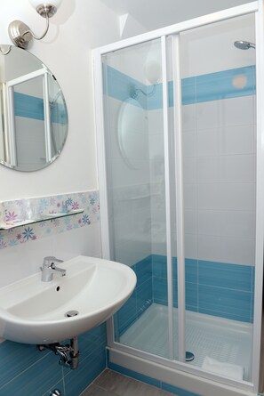 Een douche, gratis toiletartikelen, een haardroger, handdoeken