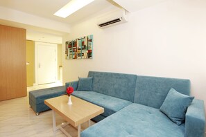 32-inch LED TV with satellite channels, TV - Kleopatra Suit Hotel  (Alanya)