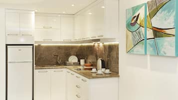 Refrigerador, placa de cocina, utensilios de cocina