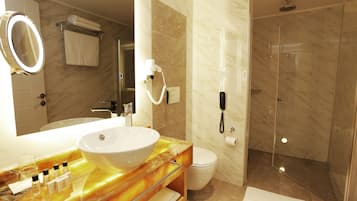 Duş, ücretsiz banyo/kozmetik ürünleri, saç kurutma makinesi, terlik