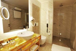 Shower, free toiletries, hair dryer, slippers - Kleopatra Suit Hotel  (Alanya)