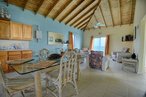 Apartamento, 2 quartos | Edredons de pluma, ferros/tábuas de passar roupa, roupa de cama
