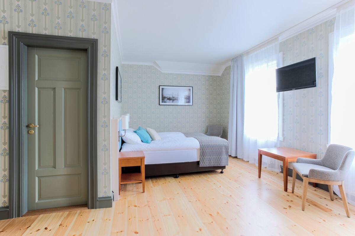 triple room | in-room safe, desk, free wifi, bed sheets