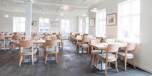 Petit déjeuner, déjeuner et dîner servis sur place