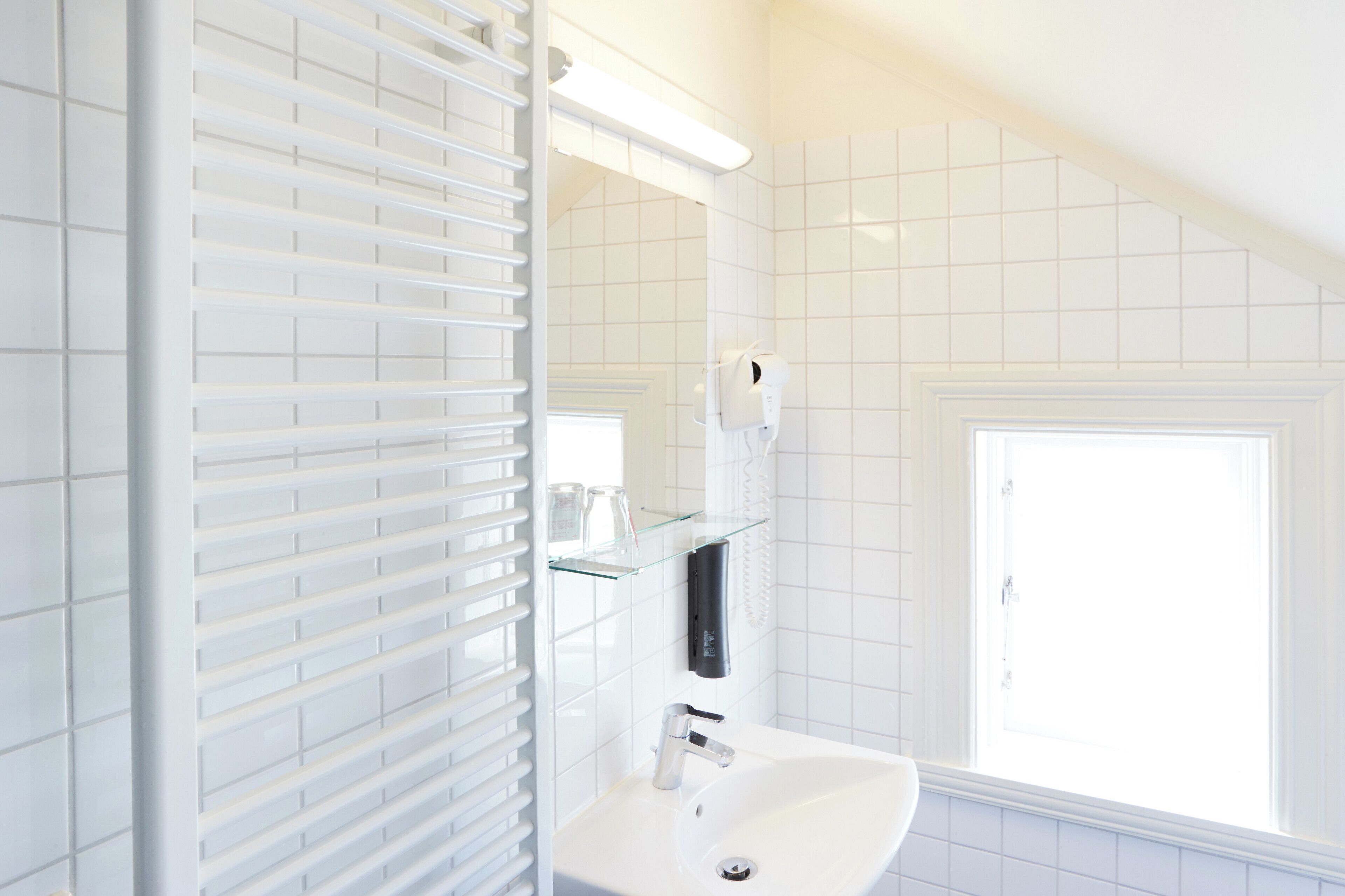 standard single room | bathroom | shower, hair dryer, towels