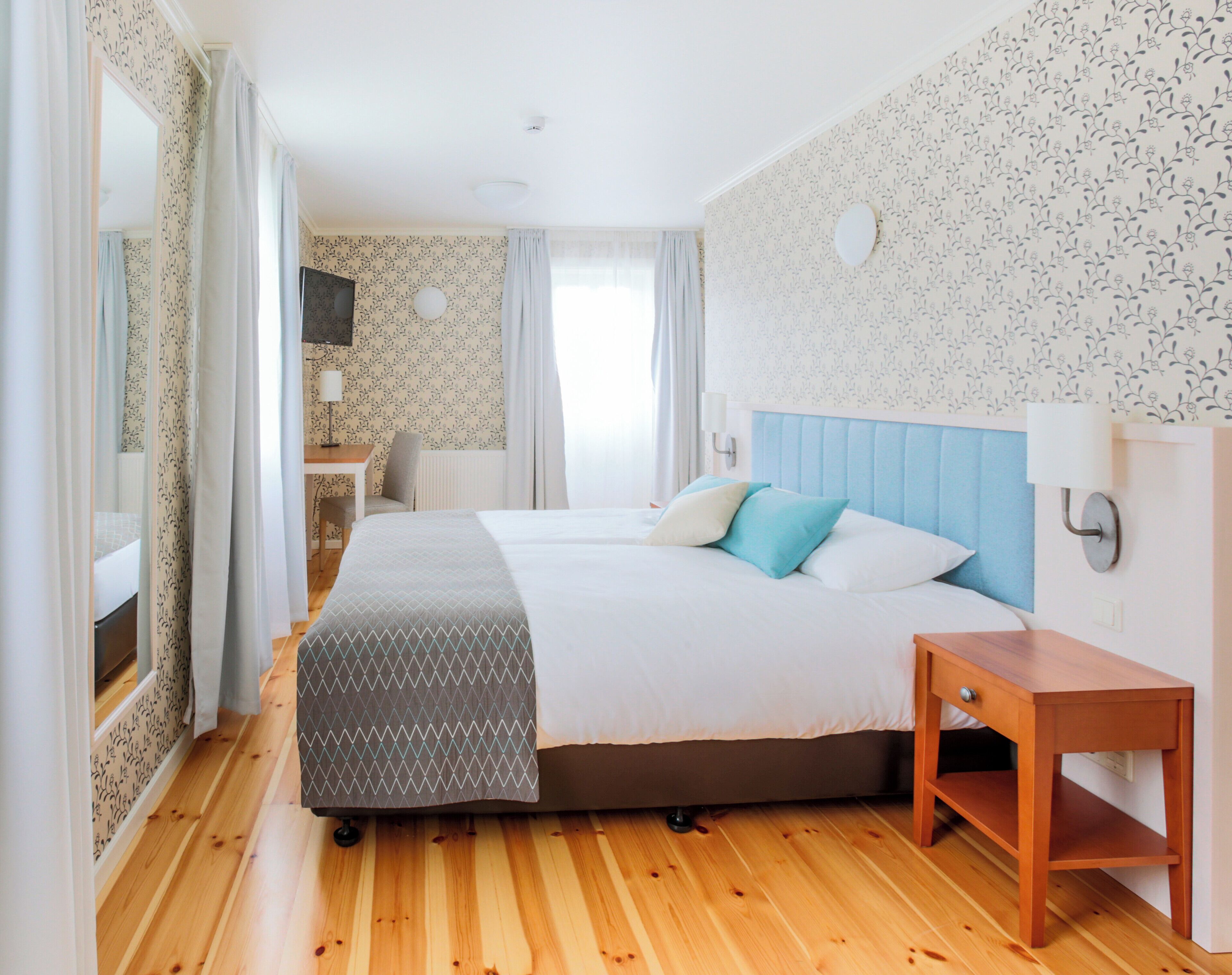 standard double or twin room | in-room safe, desk, free wifi, bed sheets