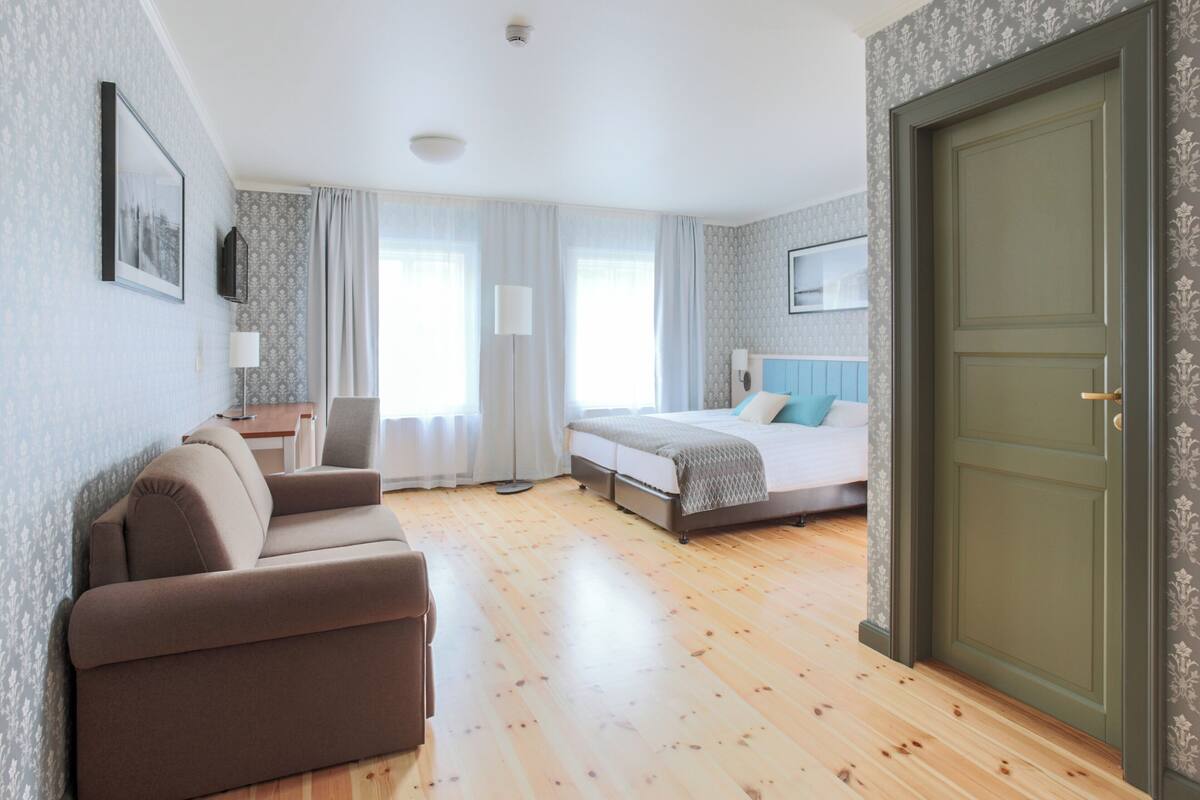 superior double or twin room | in-room safe, desk, free wifi, bed sheets