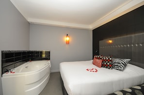 Superior Room, Angle Tub, Terrace | Premium bedding, in-room safe, individually decorated, desk