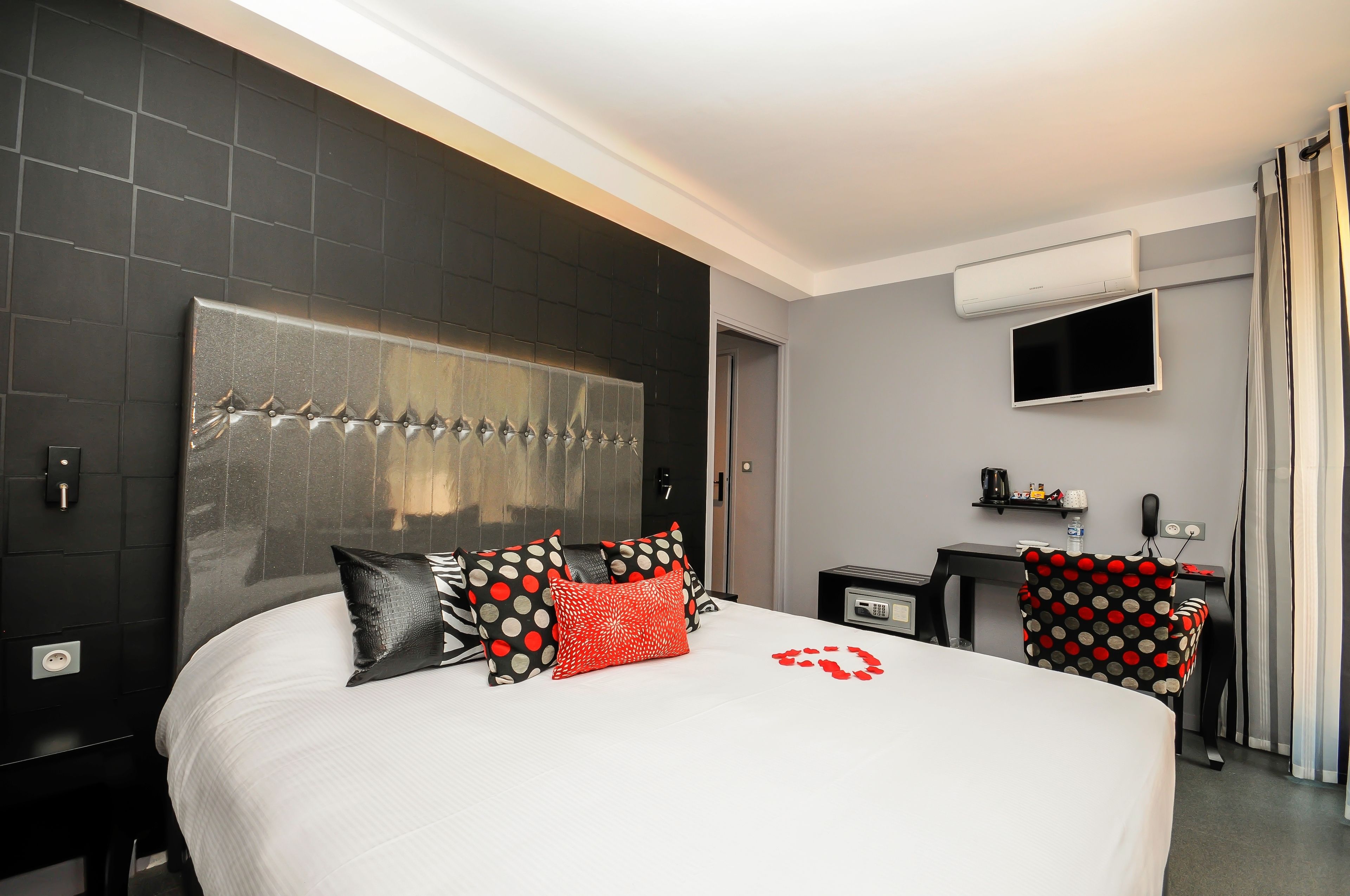 superior room, angle tub, terrace | premium bedding, in-room safe, individually decorated, desk