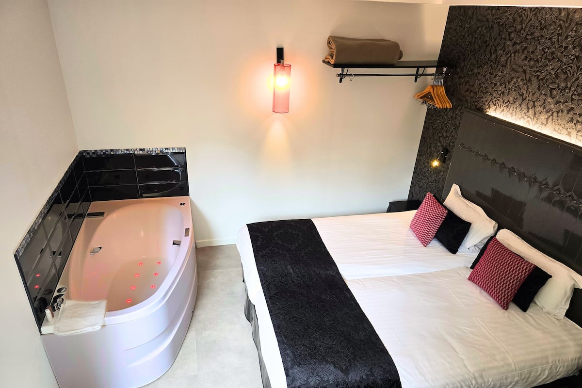 Superior kamer, bad | Luxe beddengoed, een kluis op de kamer, individueel gedecoreerd