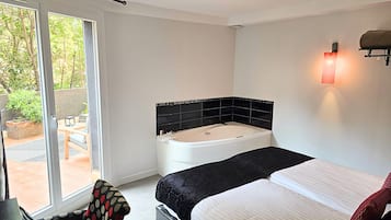 Habitación superior, tina | Ropa de cama de alta calidad y caja de seguridad en la habitación