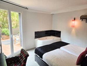 Superior Room, Angle Tub, Terrace | Premium bedding, in-room safe, individually decorated, desk - NYX Hotel (Perpignan)