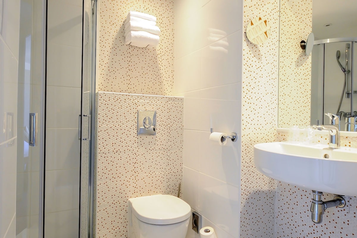 superior double room, courtyard view | bathroom | shower, designer toiletries, hair dryer, towels