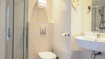 Superior tweepersoonskamer, uitzicht op binnenplaats | Badkamer | Een douche, designer toiletartikelen, een haardroger, handdoeken