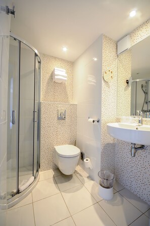 Superior tweepersoonskamer, uitzicht op de binnenplaats | Badkamer | Een douche, designer toiletartikelen, een haardroger, handdoeken