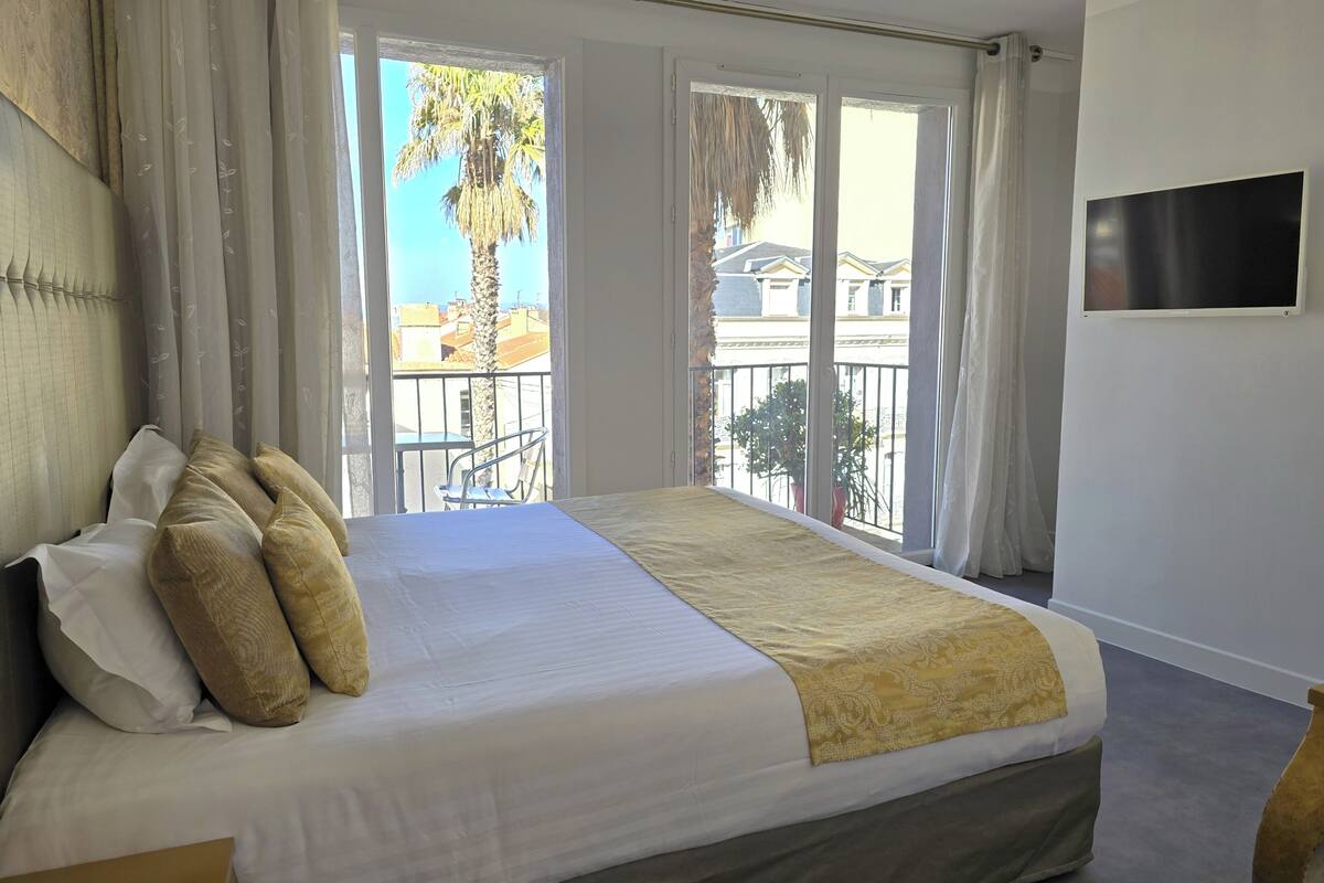 superior double room, balcony | premium bedding, in-room safe, individually decorated, desk