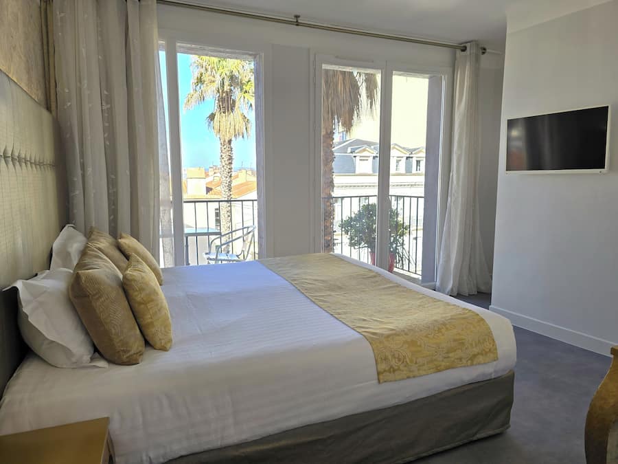 Habitación doble superior, balcón | Ropa de cama de alta calidad, caja fuerte, escritorio y cortinas opacas