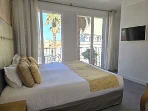 Superior Double Room, Balcony | Premium bedding, in-room safe, individually decorated, desk