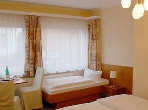Triple Room | Cribs/infant beds, free WiFi - Hotel Hohenzollern (Schleswig)