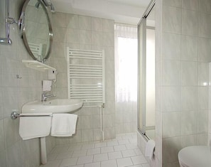 Shower, hair dryer, towels - Hotel Hohenzollern (Schleswig)