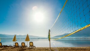 A beach volleyball net with chairs and umbrellas. - Club & Hotel Letoonia (Fethiye)