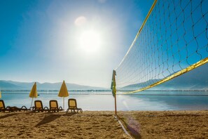 私人海灘、躺椅、太陽傘、滑水