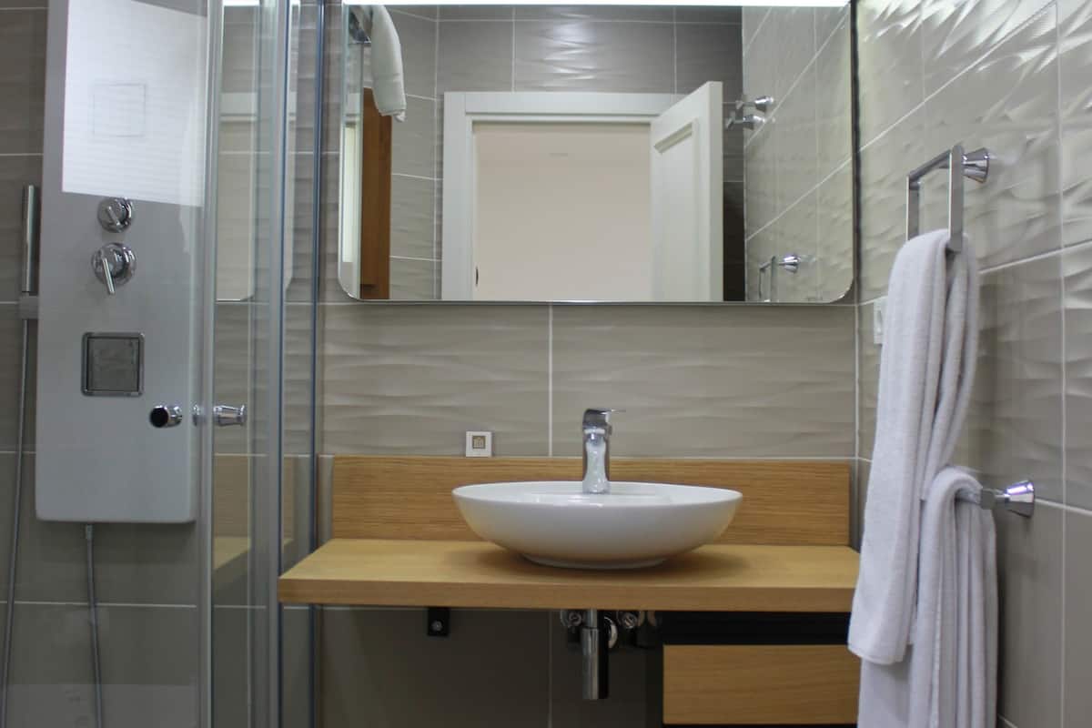 standard club bungalow | bathroom | shower, free toiletries, hair dryer, bathrobes