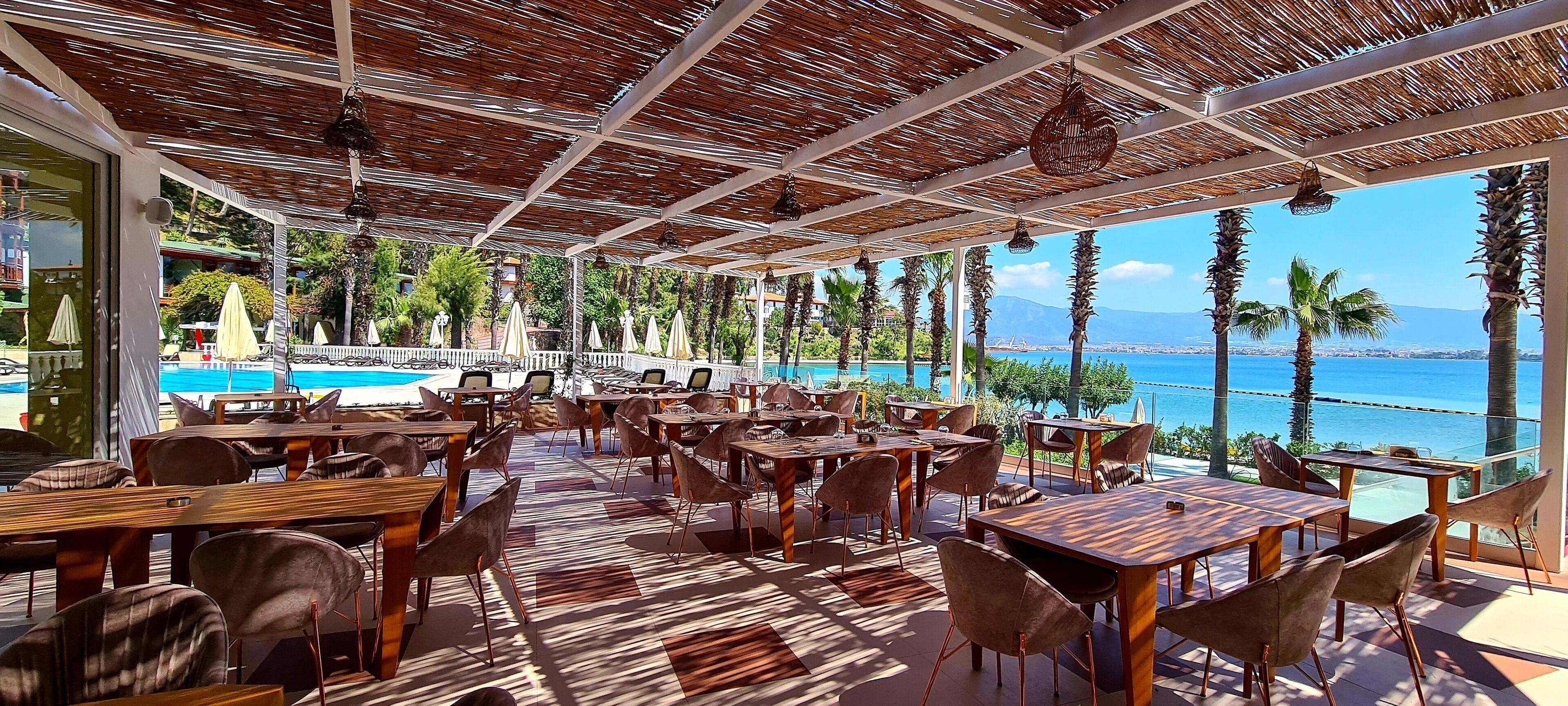 6 restaurants, breakfast, lunch, dinner served; international cuisine