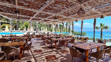 6 restaurants; breakfast, lunch, and dinner served