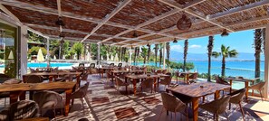 6 restaurants; breakfast, lunch, and dinner served